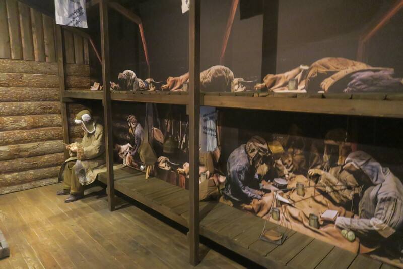 日本舞鶴引揚紀念館特地重建當年西伯利亞戰俘所居住的戰俘營內部景象，重現戰俘於北國夜間度過寒冬且居住環境不舒適的景象。中央社記者吳書緯攝