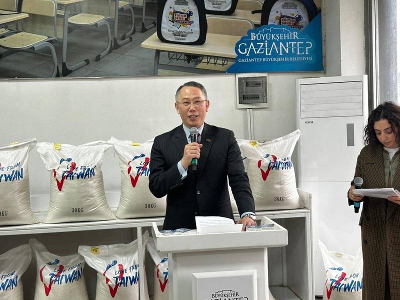 台灣與全球多國政府及非營利組織合作，捐贈糧米援助各地弱勢族群，駐土耳其代表黃志揚（左）表示，這次台灣提供72噸米，能幫助土耳其7500個弱勢家庭暫時度過難關。（駐土耳其代表處提供）