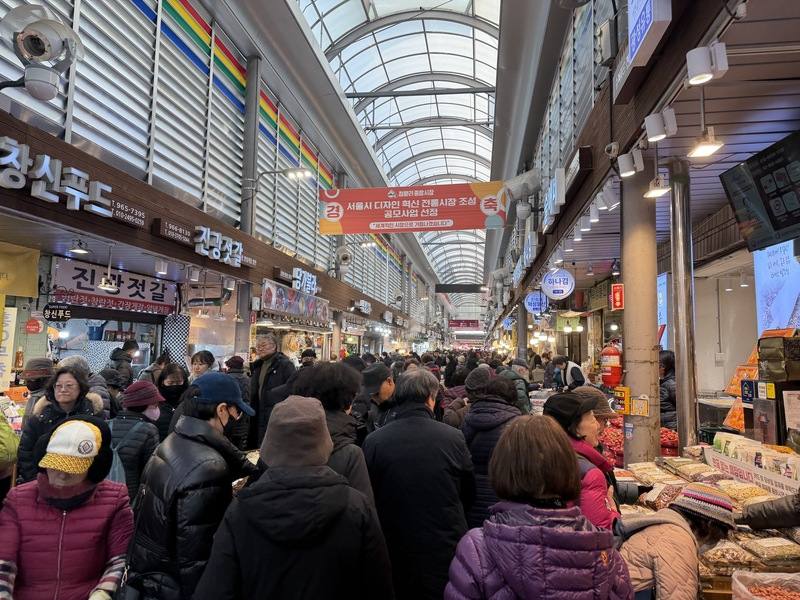 韓國迎農曆過年，從14日開始迎接一共5天的連假，為了準備傳統祭祀供桌、家人圍爐，近期首爾大型傳統市場「京東市場」就湧進滿滿人潮。中央社記者楊啟芳首爾攝