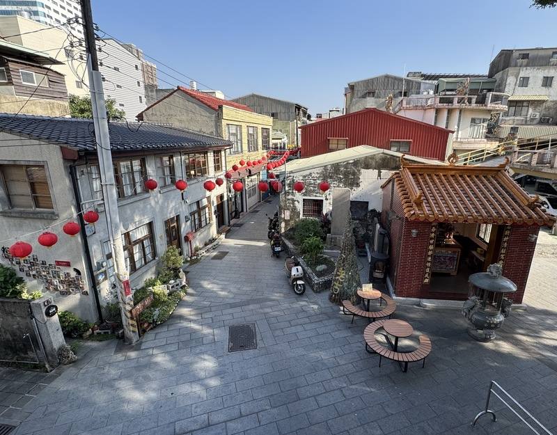 台南市中西區信義街舊名「老古石街」，石板街道從國定古蹟「兌悅門」向前延伸，兩旁特色小店和宮廟點綴其中。中央社記者張榮祥攝