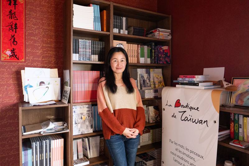 旅法台人李旻諭成立「台灣商城」（La Boutique de Taïwan）網路書店，專賣台灣漫畫法譯版，期待自己成為橋梁，讓大家知道這些作品來自台灣。中央社記者李若韻巴黎攝