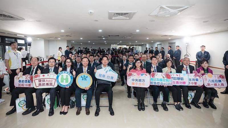 總統和出席人員合影