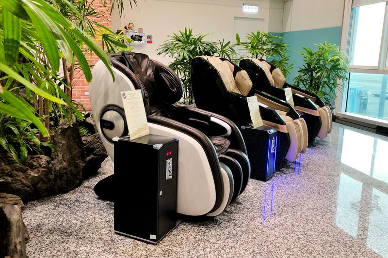 迎接農曆春節，桃園國際機場公司表示，無論是長途飛行需梳洗休息的轉機旅客，或語言溝通困難的國際旅客，桃機都提供完善貼心以及各項不打烊服務。圖為桃園機場設有按摩區。中央社記者吳睿騏桃園機場攝