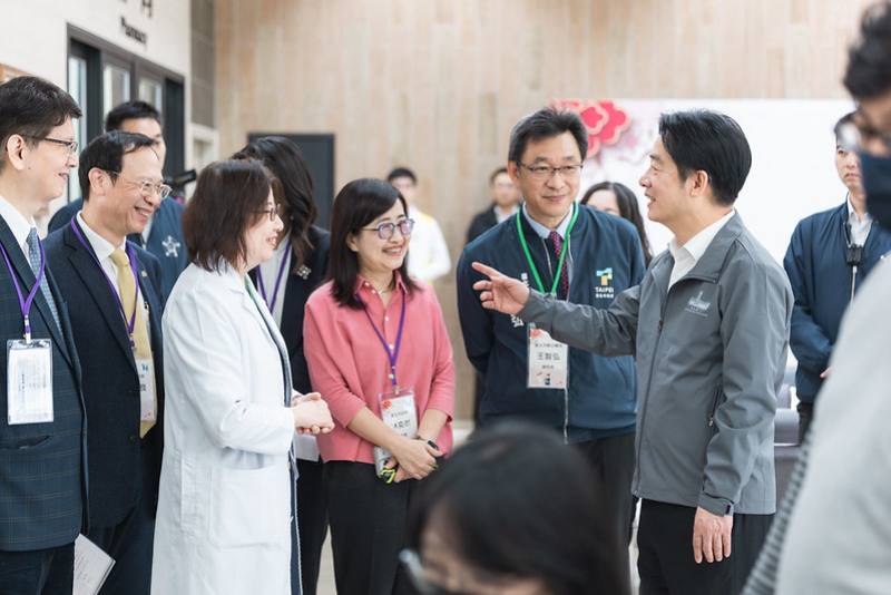 賴清德總統今（14）日上午視察「春節醫療量能暨週日及國定假日輕急症中心（UCC）」