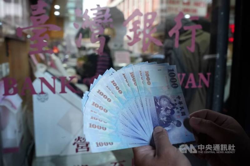 為因應民眾春節前換新鈔需求，台灣銀行等8家金融機構9日起開放兌換新鈔，美國有線電視新聞網（CNN）特地拍片介紹台灣的新年紅包文化。（中央社檔案照片）