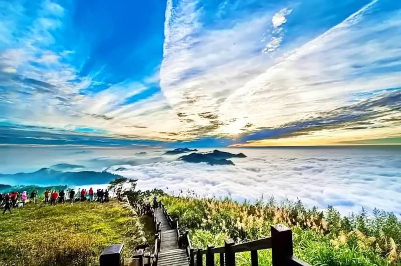 嘉義縣政府推薦春遊二延平步道，竹林、奇石與茶園交織，還有大自然最戲劇性晚霞和雲海，增添步道遊趣。（嘉縣府提供）