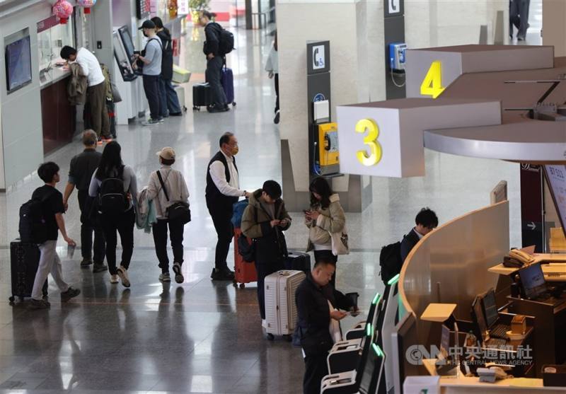 受惠旅遊、網購等消費成長，5大發卡銀行信用卡2026年1月簽帳金額近新台幣3086億元，年增31.04%。（中央社檔案照片）