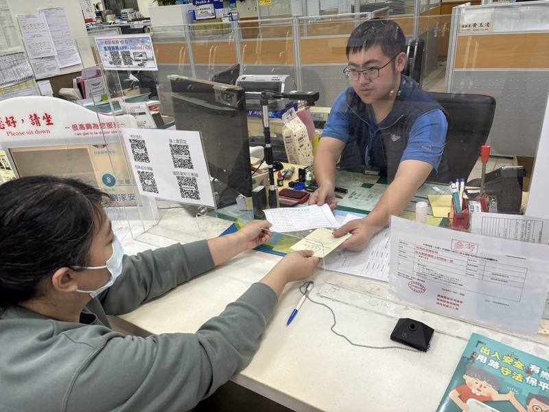 海外自駕旅遊興起，交通部公路局統計，114年換發國際駕照逾24萬件，較113年成長近2萬件，其中日文譯本更受歡迎。（交通部公路局提供）