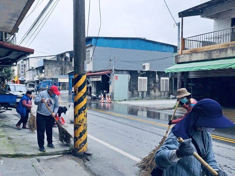 行政院公共工程委員會表示，政院除要求復原工程加強抑制揚塵，春節前也透過「以工代賑」方式招募光復鄉居民大掃除。（工程會提供）