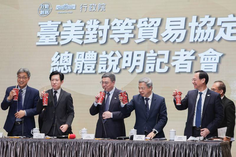 行政院13日下午舉行「台美對等貿易協定總體說明記者會」，行政院長卓榮泰（前中）會後和與會部會首長一起喝珍奶，感謝行政團隊在對等關稅談判中爭取到好成績、守住台灣關鍵農產。中央社記者裴禛攝