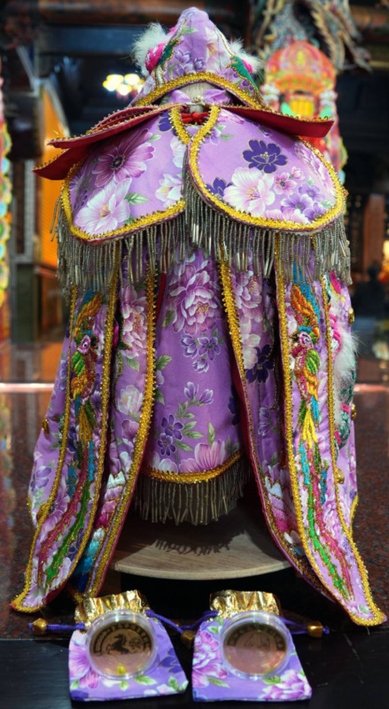 苗栗縣頭份市永貞宮將於大年初一（17日）上午發放限量2000份的平安招財金幣，今年亮點之一，就屬裝著金幣的外袋有別於傳統紅色，而是改採與媽祖聖袍同色調的「粉紫色」客家花布袋。中央社記者王揚宇攝