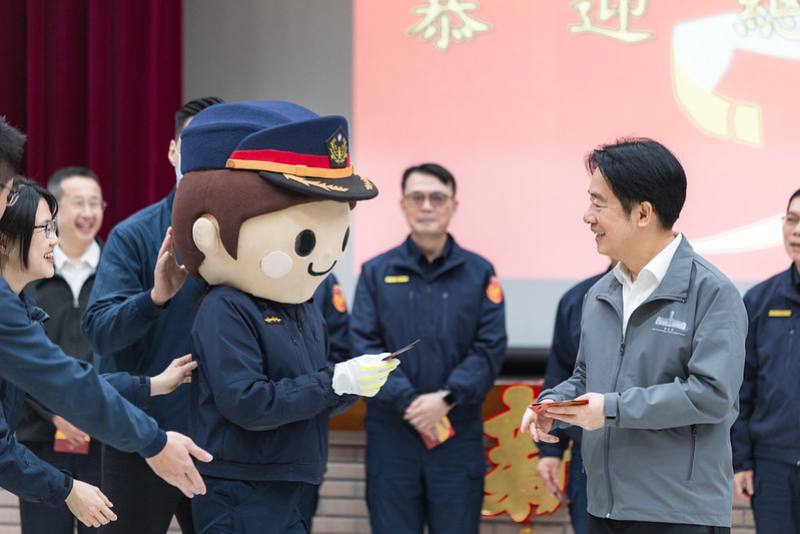 賴清德總統今（14）日上午分別前往臺北市政府警察局中正第一分局與第二分局慰勉春節連假期間堅守崗位的警察同仁