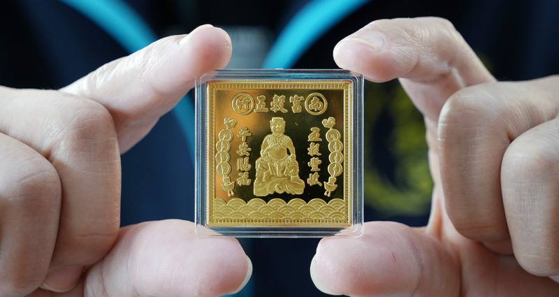 位於苗栗縣竹南鎮的竹南五穀宮，全名為「竹南、頭份、造橋五穀宮」，廟方選在大年初一（17日）發放免費、限量1200份的方形「無事牌」。中央社記者王揚宇攝