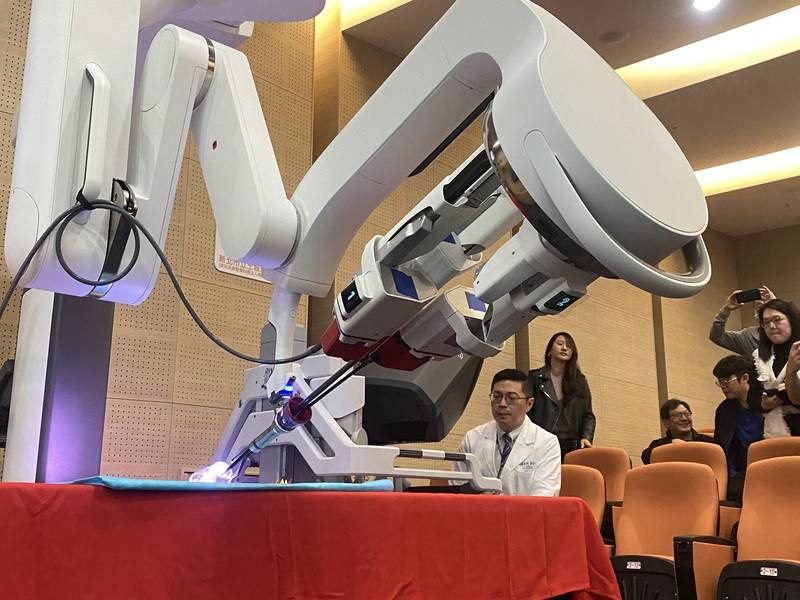 新北市立土城醫院13日舉行「達文西微創手術破千例暨新北市首座單孔達文西設備啟用」記者會，現場由達文西手術中心主任劉忠一（白袍者）示範設備操作。中央社記者黃旭昇攝