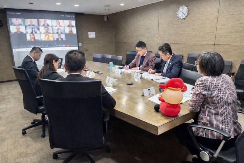 內政部長劉世芳（右）13日赴移民署和派駐全球各地使領館的移民秘書視訊連線，感謝大家長年在異鄉為國奉獻，展現守護國門能量。（移民署提供）