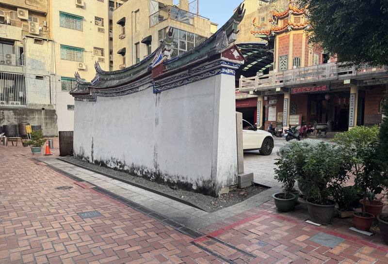 台南市中西區萬福庵及陳世興古厝歷史街區，以萬福庵廟埕為核心空間，廟前照牆也叫照壁，是傳統建築特有入口屏障形式，具有阻擋邪氣功能。中央社記者張榮祥攝