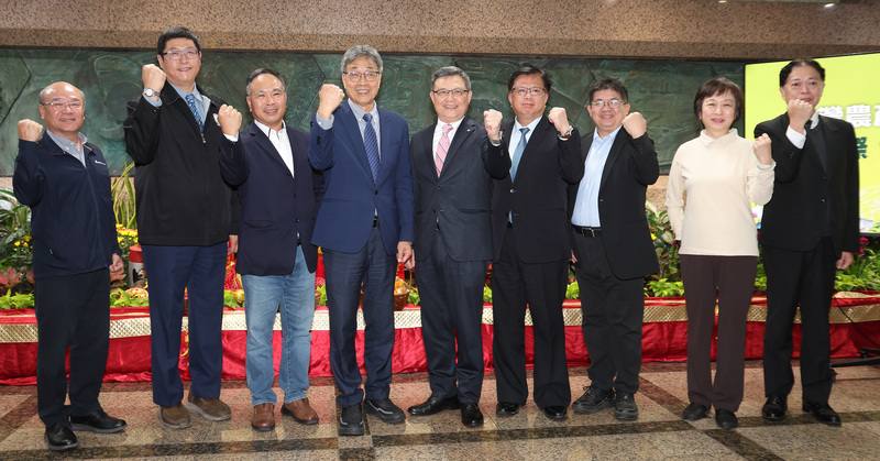 台美對等貿易協定（ART）完成簽署，農業部長陳駿季（左4）13日下午在農業部召開記者會，和中華民國養雞協會秘書長王建培（左起）、台北市米穀商業同業公會理事長梁朝凱、台灣蘭花產銷發展協會理事長黃文榮、農業部主任秘書林家榮（右起）、台灣水產工業同業公會秘書長吳姿蓉、台灣蘭花產銷發展協會秘書長曾俊弼、農業部政務次長黃昭欽、台灣連鎖加盟促進協會理事長吳永強共同出席。中央社記者張新偉攝