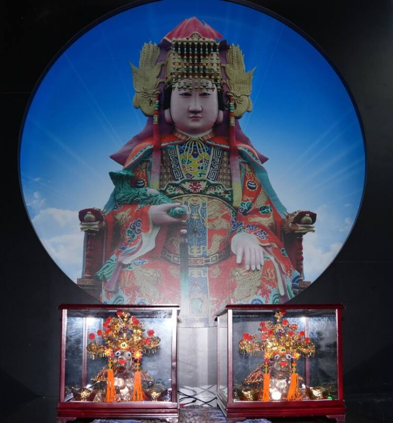 位於苗栗縣竹南鎮的后厝龍鳳宮將舉辦迎春系列活動，由200多年歷史的乞龜祈福活動打頭陣；大年初一（2月17日）起，民眾擲筊擲出聖筊後，可奉請各種幣值所做的金錢龜作為錢母。圖前排為金錢龜。中央社記者王揚宇攝