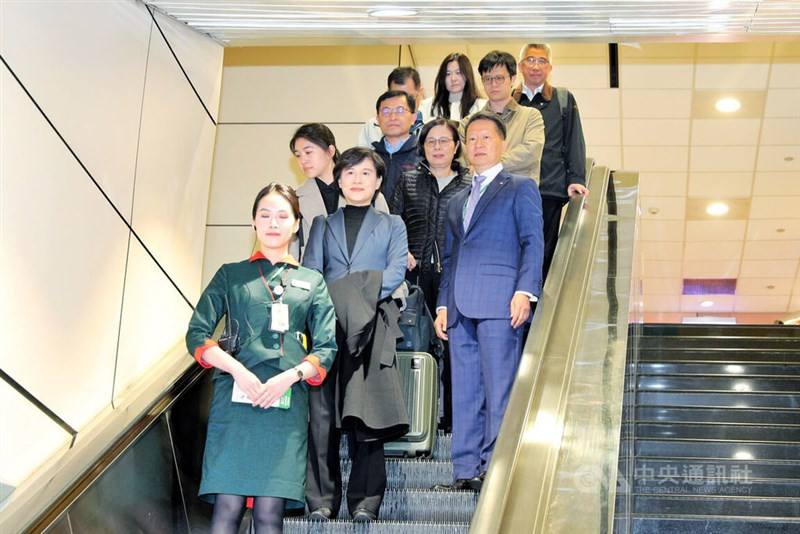 Vice Premier Cheng Li-chiun (second row) poses for a photo at Taiwan Taoyuan International Airport on Sunday. CNA photo Feb. 15, 2026