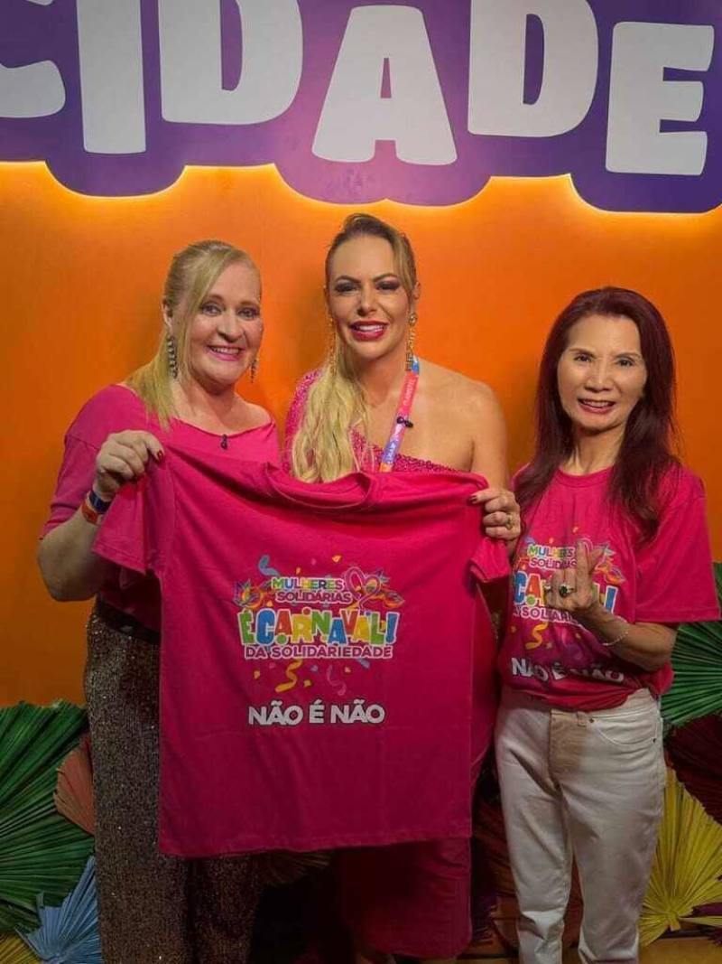 巴西嘉年華登場，聖保羅市府全面推動「不就是不」運動，守護女性安全，聖保羅市長夫人海姬娜（中）感謝台灣僑社由慈善機構「愛之贈予」國際執行長支黃秀莉（右）代表捐贈活動T恤，支持宣導行動。（「愛之贈予」提供）