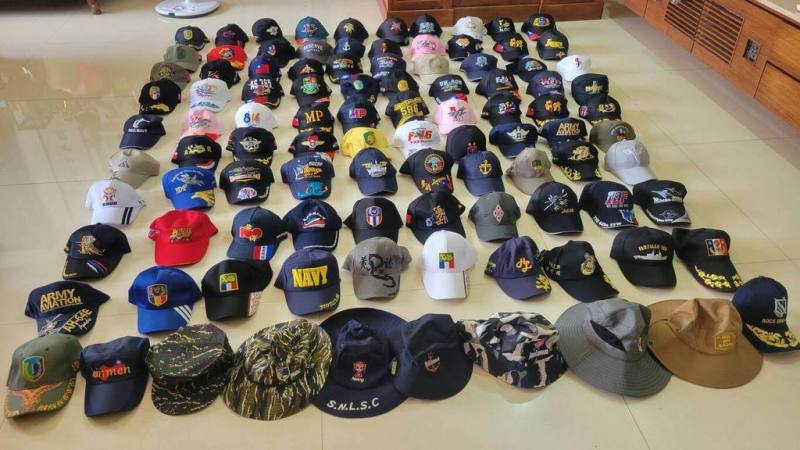 宜蘭文史工作者陳榮楷常撰寫藏頭文送給三軍將領，感謝他們保家衛國，因此常獲回贈國軍紀念帽。這11年來，他已收到210頂各式軍種帽子，陸海空各單位皆有，琳瑯滿目、五彩繽紛。（陳榮楷提供）