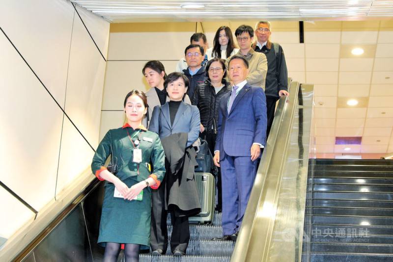 台美對等貿易協定（ART）完成簽署，行政院副院長鄭麗君（2排左）15日清晨搭乘長榮航空BR31班機返台，未在桃機發表談話或受訪