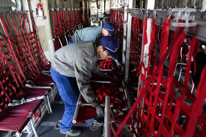 因應春節疏運任務，為配合載運民眾需求，C-130H運輸機於艙間設置座椅。（軍聞社提供）