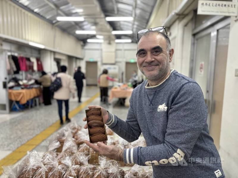 法式甜點飄香公部門　法籍女婿顏羅傑傳承母親好味道來自南法的顏羅傑從量販店店長工作退休後，改成經營烘焙坊，傳承法國母親的甜點手藝，並且不定時來立法院小吃部外擺攤，販售檸檬塔、瑪德蓮及各式吐司