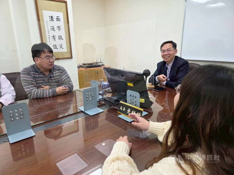 法院持續推動調解、和解等裁判外解決紛爭機制，盼能迅速息訟止爭，以減輕當事人及法院負擔。圖為台北地方法院調解室，非實際案件當事人