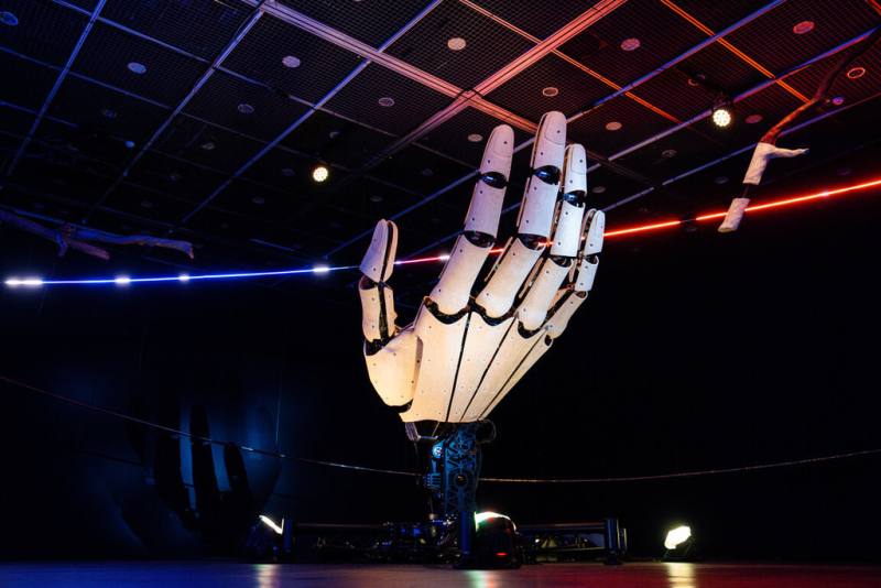 台灣當代藝術團體「豪華朗機工」受台中國家歌劇院之邀進入劇場，推出首部劇場版作品「最後一問」，將於4月15日到19日演出，用科技召喚生命與人性的純真。（台中國家歌劇院提供）