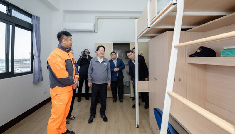 總統抵達後，首先聽取任務簡報及參觀守望哨與勤員寢室，實地視察辦公廳舍環境