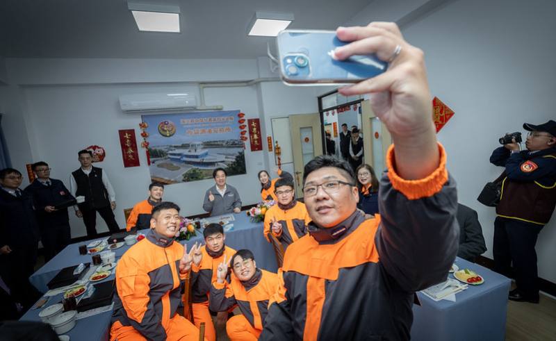 15日是小年夜，賴清德總統上午前往嘉義縣慰勉海巡署中部分署第四岸巡隊布袋漁港安檢所執勤人員