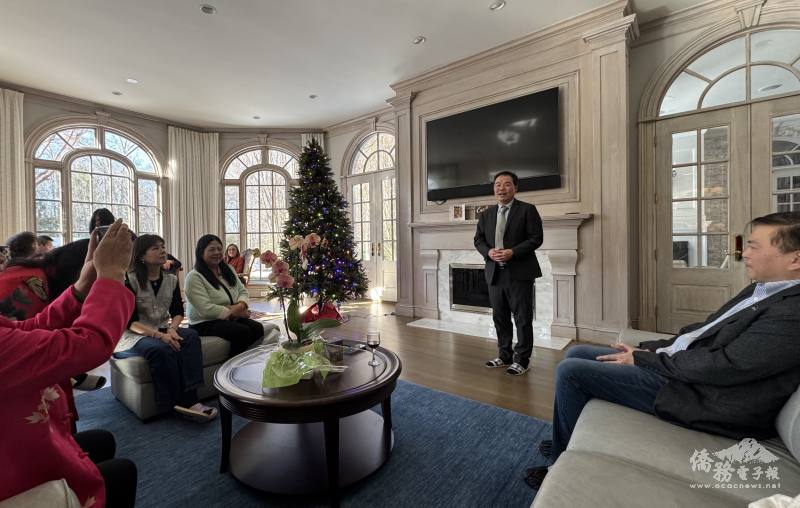 華府文教中心主任黃正杰出席尾牙餐敘，與理事們一起提前迎春