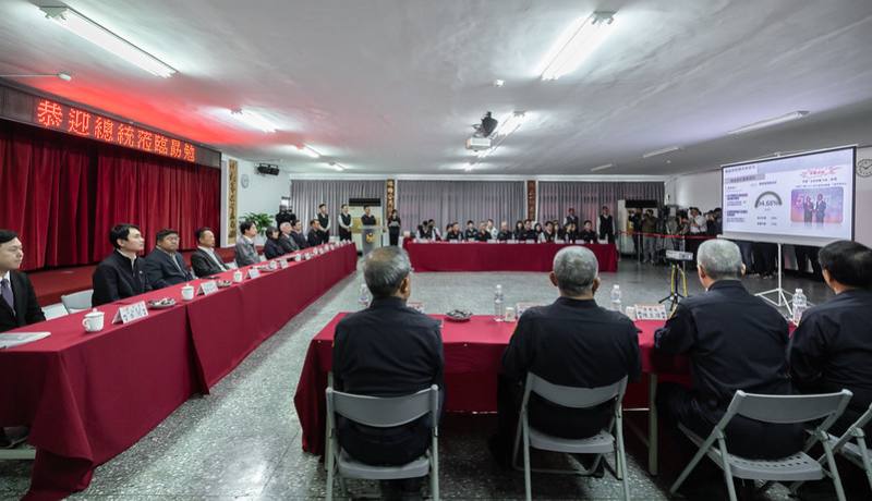 總統抵達後，首先聽取嘉義縣警察局水上分局曾文勇分局長進行工作簡報