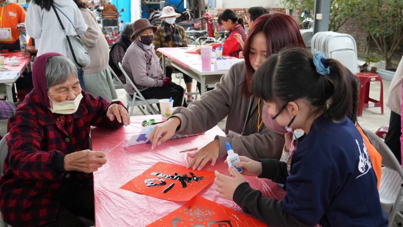 小島尋夢團隊則發起「藝起嘉美林」前導行動，運用在地稻稈與長者及學童共創斗方春聯