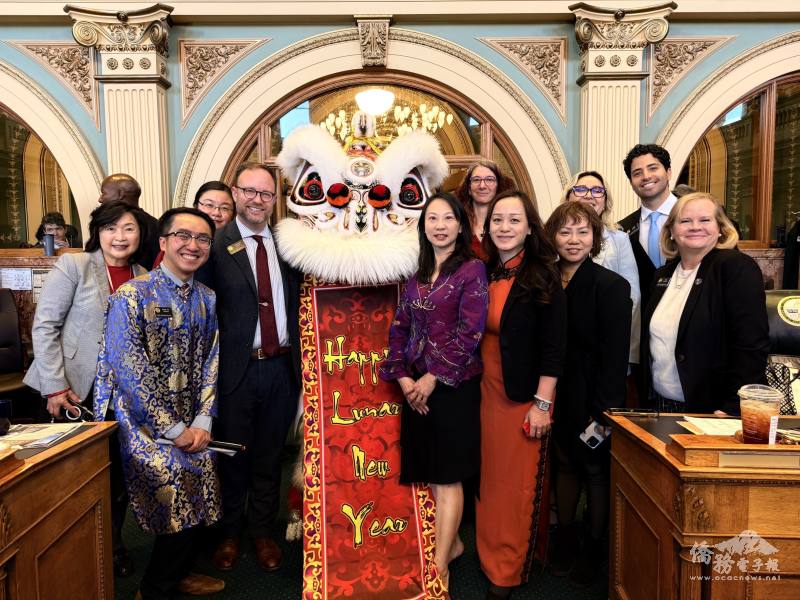 眾議員們和臺灣僑胞及舞龍舞獅合照