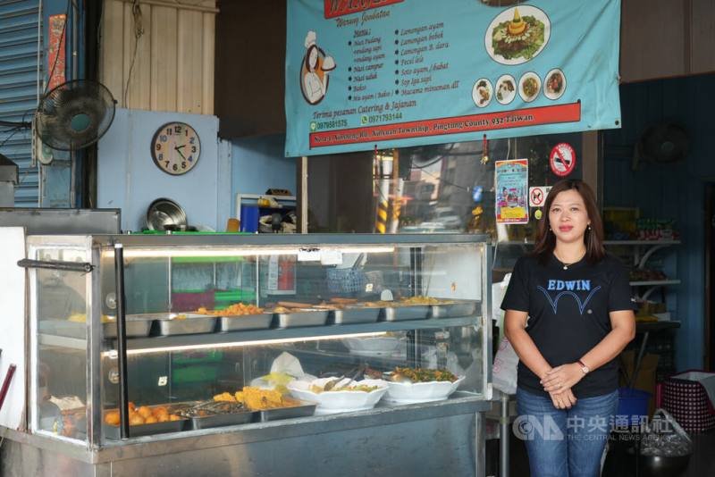 來自印尼的新住民安娜（圖），看準屏東東港漁港與周邊工廠移工商機，在港邊開設便當店；多年來，不僅以家鄉菜暖了漁工的胃，也以人際支持接住他們的心