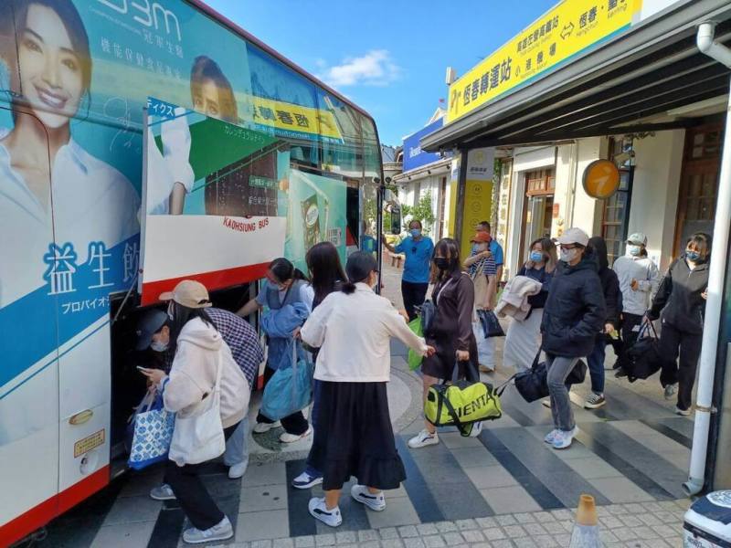 高雄區監理所15日表示，「屏東熱帶農業博覽會」與「四重溪溫泉季」登場，相關單位已規劃多元公共運輸與接駁服務，呼籲民眾走春多利用。（高雄區監理所提供）