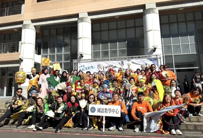 台灣師範大學國語教學中心課程結合台灣文化，帶學生體驗藍染、布袋戲、媽祖遶境等活動，帶外籍學員感受道地台灣味。（台師大國語中心提供）