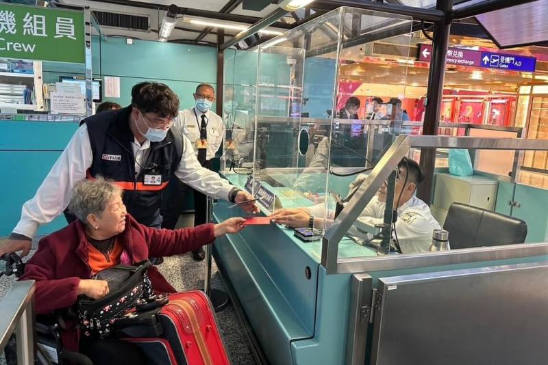 內政部移民署特別製作限量版「2026馬年小紅包」，除夕到初二期間，在出、入境查驗櫃檯發送給小朋友及年長者等旅客，獻上新年祝福。（移民署國境事務大隊提供）