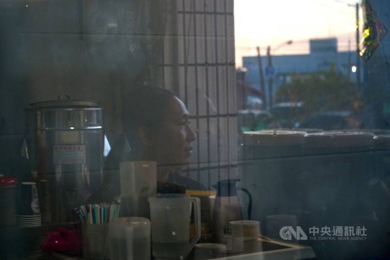 屏東東港港邊一家飲料店老闆娘主動打破藩籬，向漁工學印尼語博感情，與顧客發展出真誠友誼，漁工都稱她為「姐姐（Cece）」