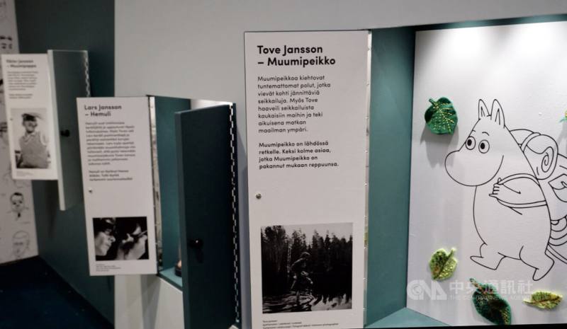 赫爾辛基藝術博物館「楊笙家族展」現場，透過互動式展板介紹嚕嚕米作者與家族成員的創作連結
