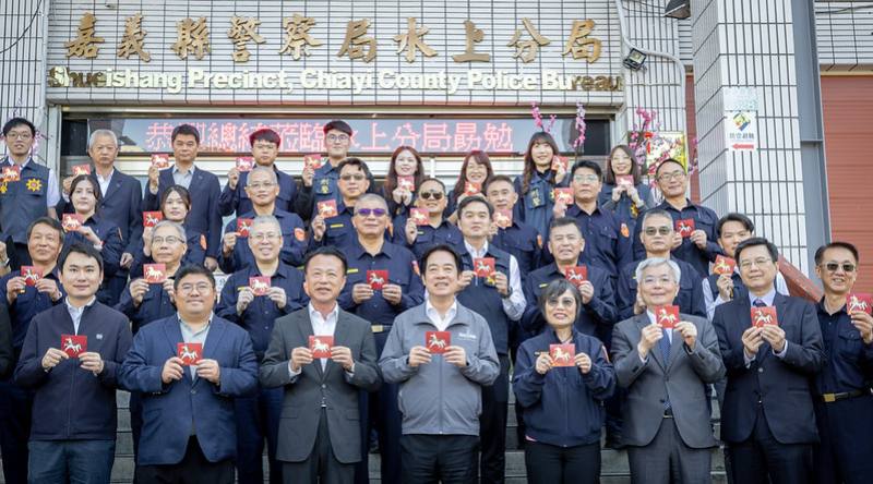 15日是小年夜，賴清德總統上午前往嘉義縣警察局水上分局慰勉春節期間執勤同仁的辛勞與付出，並肯定在治安維護工作上展現亮眼成果