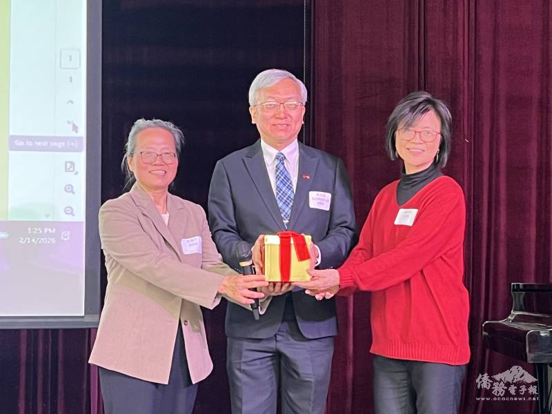 會長交接（左起：滿任會長陳麗玲、駐舊金山辦事處副處長朱永昌、新任會長溫桂珠）