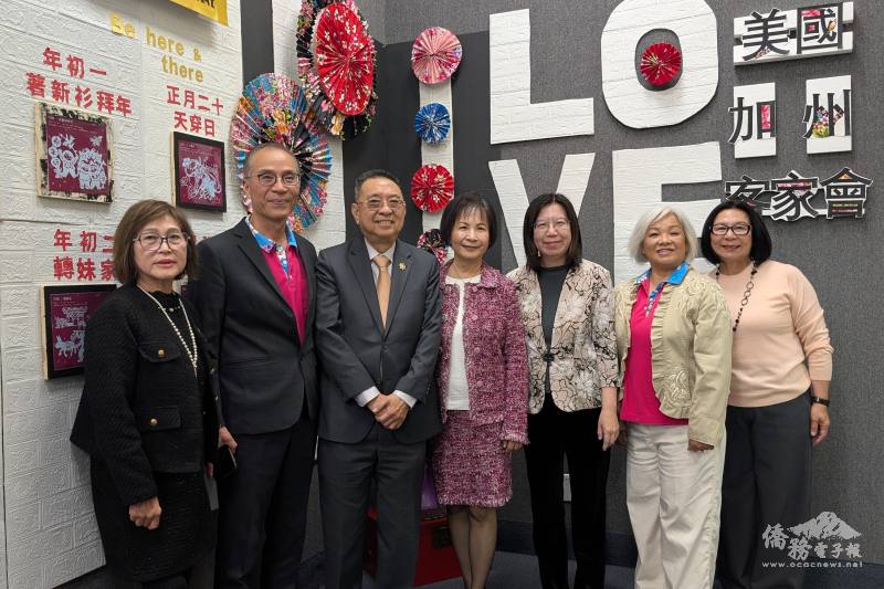 （左起）僑務委員江瑞𤅗、美國加州客家會監事長黃永鉅，中華民國總統府國策顧問田詒鴻伉儷與洛杉磯文教中心主任鍾佩珍和美國加州客家會會長羅䕃葉、副會長柯欣侑共同慶祝天穿日