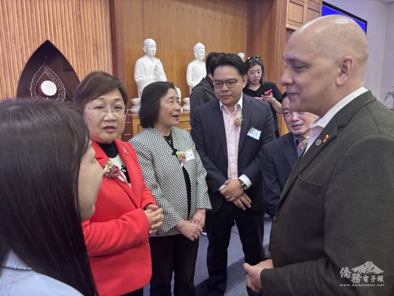 徐佳青與費必得(右)交換在溫哥華享用台灣料理的心得。(張伶銖攝)