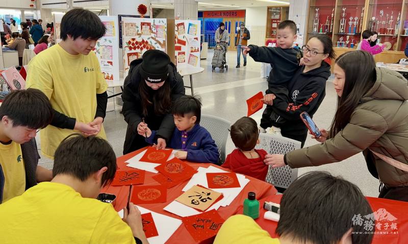學員們書寫春聯發送，吸引許多小朋友嘗試