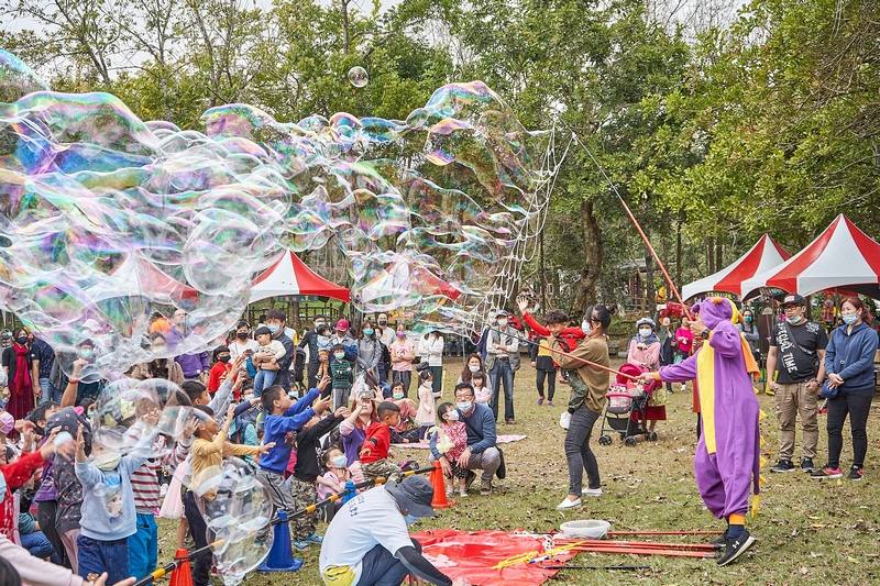 尖山埤渡假村於春節期間(初一至初四)舉辦「馬年迎春 福鴨獻瑞」活動，安排小朋友喜愛的歡樂泡泡秀表演