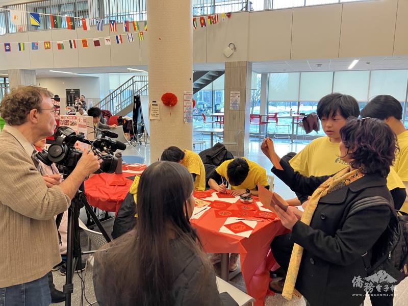 FASCA學員向民眾們解說春聯的意義