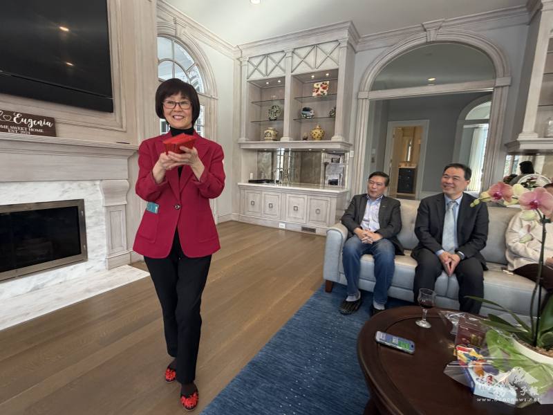 世華巴爾的摩分會創會會長白越珠親自派發紅包，向理事與家屬送上新春祝福